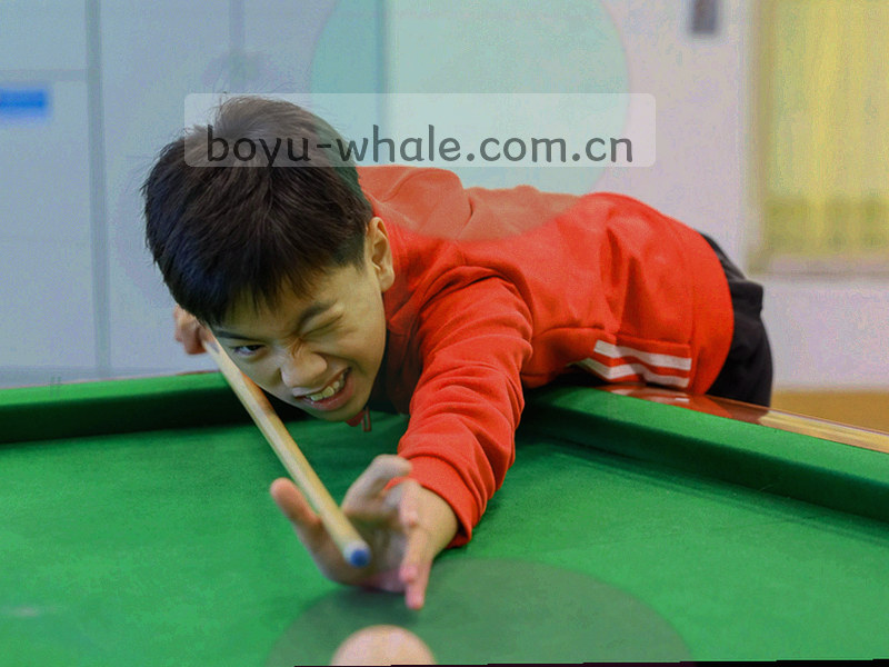 荧光青回访标签悬浮在暖沙色背景上的抽象图形